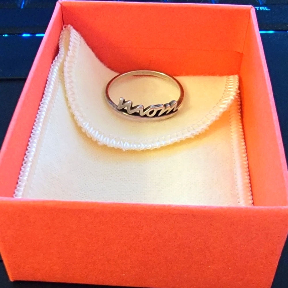 James Avery 'Mom' script ring